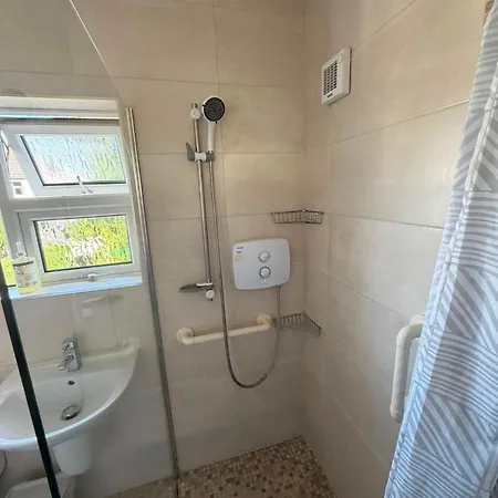Cosy Triple Near The & Howth 1 *